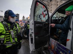 La Policía repartió volantes con advertencias a los manifestantes. AFP/E. Jones