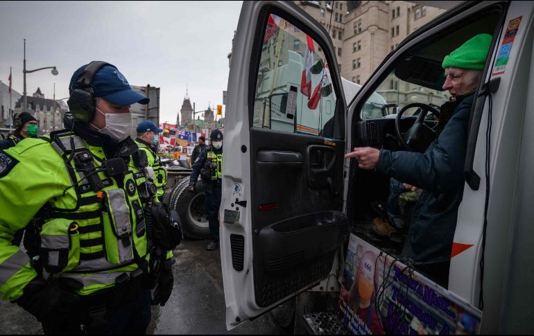 La Policía repartió volantes con advertencias a los manifestantes. AFP/E. Jones