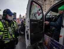 La Policía repartió volantes con advertencias a los manifestantes. AFP/E. Jones