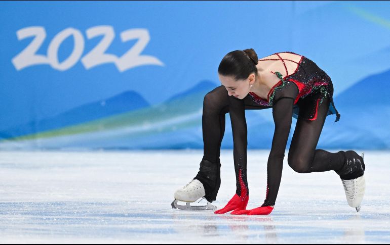 Valieva cometió hoy errores poco frecuentes en ella. De rojo y negro, la rusa salió de la pista entre lágrimas. AFP / M. Vatsyayana