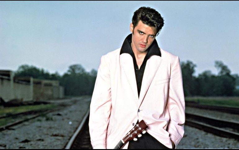 Michael St. Gerard en “Elvis”. Gerad ha interpretado a Elvis en múltiples ocasiones. En 1989, dio vida al cantante en dos películas separadas, “Heart of Dixie” y “Great Balls of Fire”. Más tarde fue elegido como el cantante de 