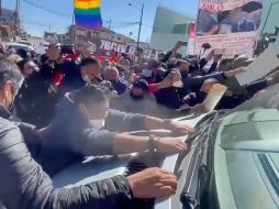 El hombre se colgó la camioneta del Presidente AMLO pidiendo que se le escuchara. ESPECIAL