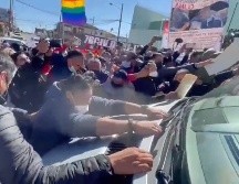 El hombre se colgó la camioneta del Presidente AMLO pidiendo que se le escuchara. ESPECIAL