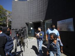 Medios de comunicación entrevistan a familiares de Chavita mientras lo esperan en el Centro de los Derechos de la Niñez. EFE/F. Guasco