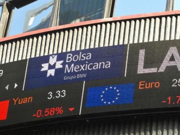 En la sesión, el peso se preció un 1.63% frente al dólar, al cotizar a 18.62 unidades por billete verde, luego de valuarse en 18.93 en la jornada previa, según datos del Banco de México. EFE / ARCHIVO