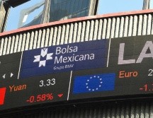 En la jornada, el peso se apreció un 0.75% frente al dólar, al cotizar a 17.01 unidades por billete verde, luego de los 17.14 en la jornada previa, según datos del Banco de México. EFE / ARCHIVO