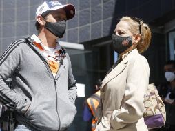 Alonso Macías (i) y Angélica Macías (d), familiares de Chavita, a la espera de reencontrarse con él. EFE/F. Guasco