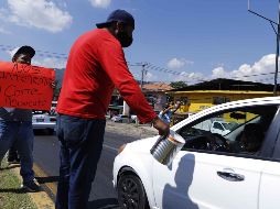 Tras ver interrumpido su trabajo, cortadores de aguacate salieron a la carretera a pedir cooperaciones económicas. SUN