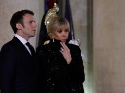 EMMANUEL Y BRIGITTE MACRON. Según los datos falsos, se habría puesto en marcha un complot para esconder la verdadera identidad de la primera dama. AFP / ARCHIVO