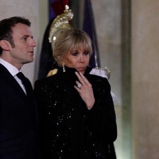Esposa del presidente de Francia denuncia a dos por afirmar que es una mujer transgénero