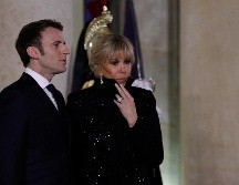EMMANUEL Y BRIGITTE MACRON. Según los datos falsos, se habría puesto en marcha un complot para esconder la verdadera identidad de la primera dama. AFP / ARCHIVO