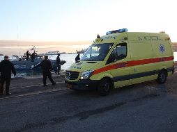 Tras el incendio ocurrido la madrugada del viernes en un ferry, se va a intentar un rescate con fuerzas especiales desde el aire, señala la televisión pública ERT. EFE / S. Katapodis