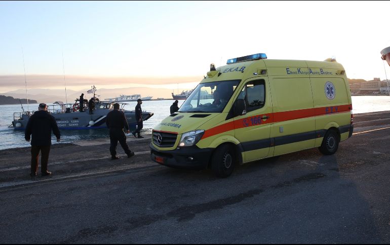 Tras el incendio ocurrido la madrugada del viernes en un ferry, se va a intentar un rescate con fuerzas especiales desde el aire, señala la televisión pública ERT. EFE / S. Katapodis