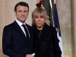 En 2017, el entonces recién electo presidente de Francia, Emmanuel Macron, presentó a los ciudadanos su matrimonio atípico con Brigitte, 25 años mayor que él. EFE /  ARCHIVO