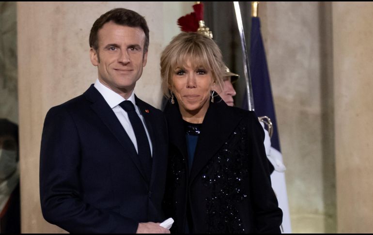 En 2017, el entonces recién electo presidente de Francia, Emmanuel Macron, presentó a los ciudadanos su matrimonio atípico con Brigitte, 25 años mayor que él. EFE /  ARCHIVO