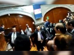 Ambos diputados se insultaron y estuvieron a punto de llegar a los golpes. ESPECIAL /