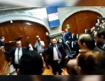 Ambos diputados se insultaron y estuvieron a punto de llegar a los golpes. ESPECIAL /