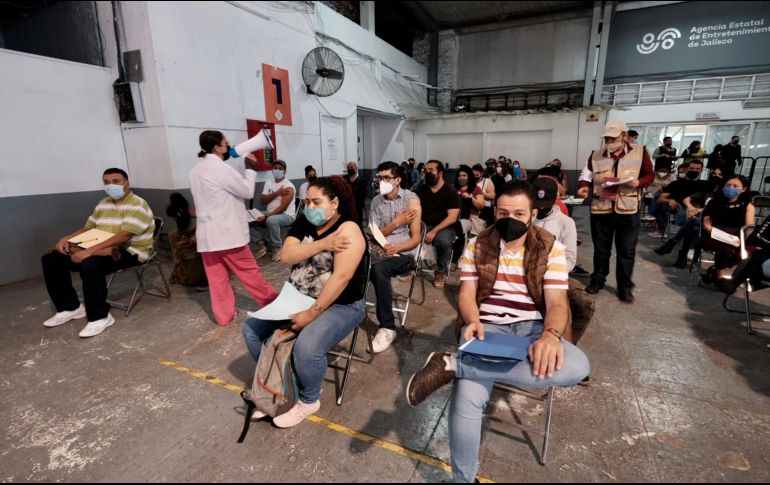 Exigencia de certificado en bares dispara vacunación en Jalisco