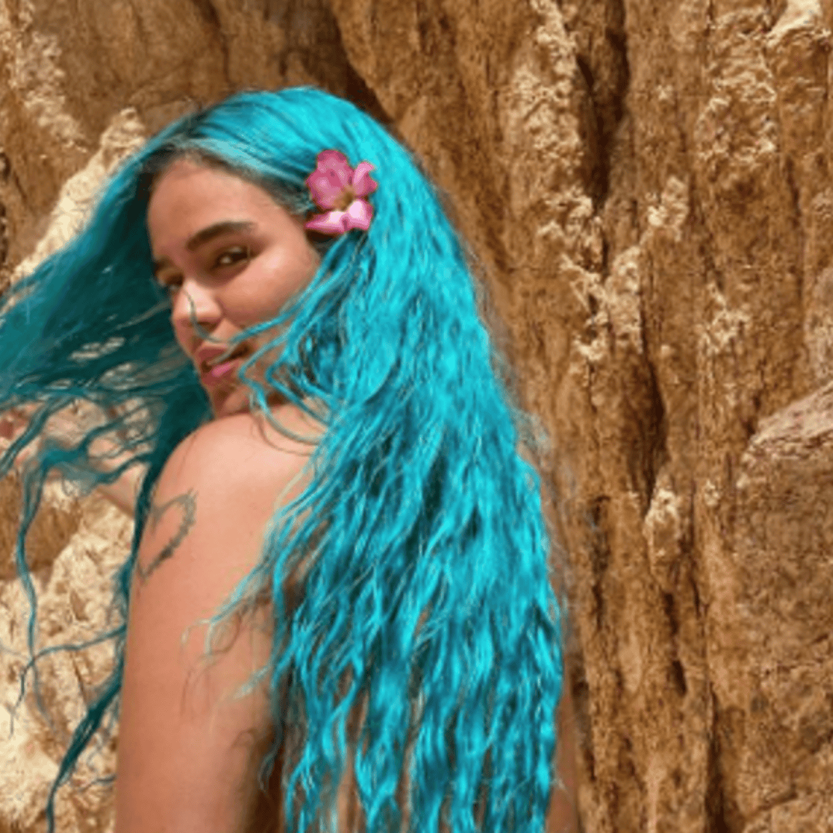 Karol G celebra la vida con desnudo bajo el agua | El Informador