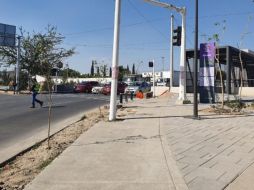 Los pasajeros piden coloquen agentes policiales para controlar la vialidad, pues consideran que por estar en una glorieta se exponen a accidentes. EL INFORMADOR / E. Franco