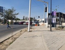 Los pasajeros piden coloquen agentes policiales para controlar la vialidad, pues consideran que por estar en una glorieta se exponen a accidentes. EL INFORMADOR / E. Franco