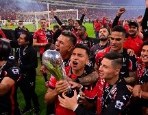 Con su baja, Jairo Torres (con el trofeo) se convierte en el segundo futbolista titular que se va del Atlas después de ser campeón. IMAGO7