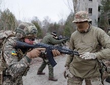 Ucrania mantiene sus líneas de defensa; civiles también participarían en la resistencia. EFE/S. Dolzheko