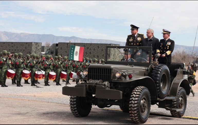 Como parte del acto conmemorativo, el Presidente López Obrador, comandante supremo de las Fuerzas Armadas, pasó revista a las tropas. EFE/Presidencia de México