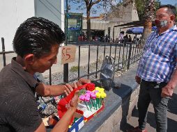 Aunque la venta de flores le permite llevar dinero a su familia, Luis busca un empleo formal. EL INFORMADOR/A. Camacho