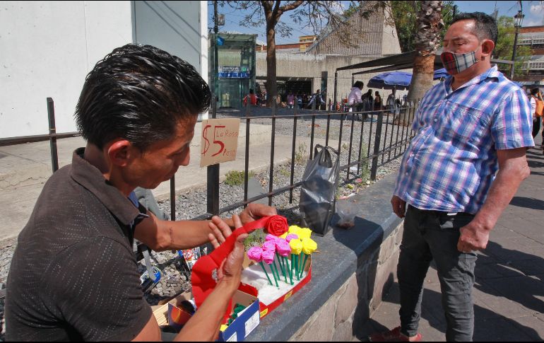 Aunque la venta de flores le permite llevar dinero a su familia, Luis busca un empleo formal. EL INFORMADOR/A. Camacho