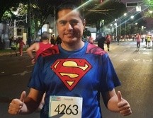 Mientras los protagonistas de la carrera avanzan en su recorrido con sus singulares disfraces, también se detienen en diversas ocasiones para atender a los pequeñines que los saludan. EL INFORMADOR / M. Navarro