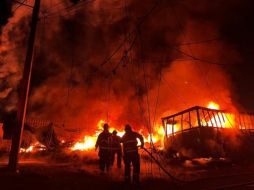 Los elementos trabajaron con agua a presión y removieron llantas con maquinaria para contener las llamas que se propagaron por el lote de un área de 30x30 metros. ESPECIAL / PC Jalisco