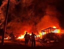 Los elementos trabajaron con agua a presión y removieron llantas con maquinaria para contener las llamas que se propagaron por el lote de un área de 30x30 metros. ESPECIAL / PC Jalisco