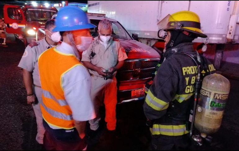 En el área de almacén continúan los rescatistas haciendo el barrido de amoniaco. ESPECIAL