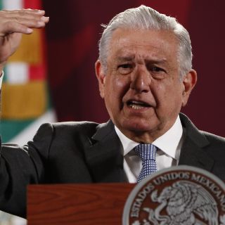AMLO ahora va contra Ramos y Krauze; pide informen de "sueldos desproporcionados"