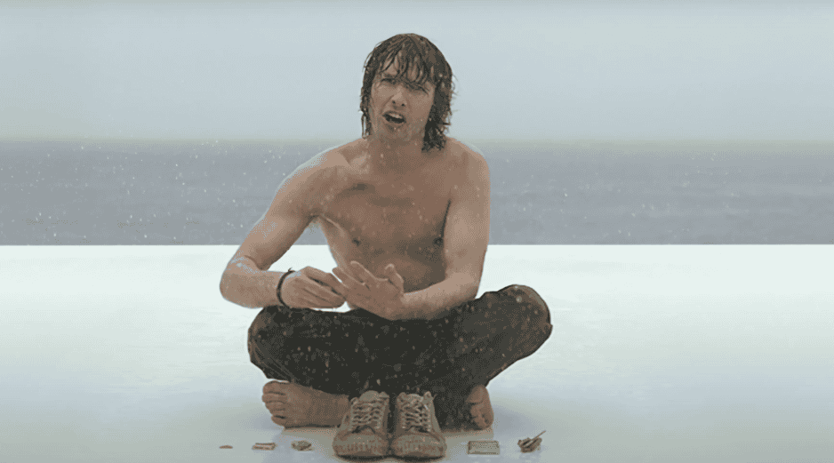 El video oficial de You're Beautiful muestra a James Blunt bajo la lluvia minutos antes de saltar por un acantilado. YOU TUBE/JAMES BLUNT