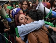 Las activistas a favor del aborto celebraron y ondearon sus icónicas pañoletas verdes a las afueras de la Corte. AFP/R. Arboleda