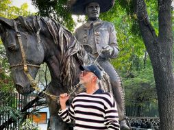 Alejandro publicó una imagen en su Instagram en la que posa junto a la estatua de su padre. INSTAGRAM/alexoficial