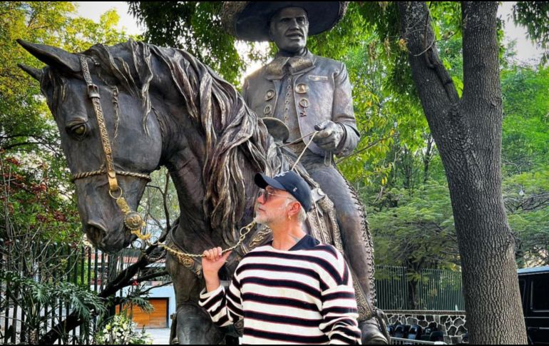 Alejandro publicó una imagen en su Instagram en la que posa junto a la estatua de su padre. INSTAGRAM/alexoficial