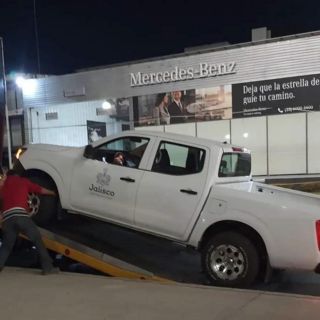 Funcionario de Jalisco cae al torito y llevan camioneta oficial al corralón