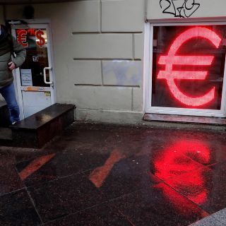 La UE acuerda un primer paquete de sanciones contra Rusia