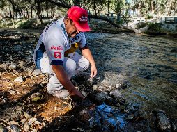 Francisco, velador del balneario, dice que el río tenía mojarras que murieron por la contaminación. EL INFORMADOR/G. Gallo