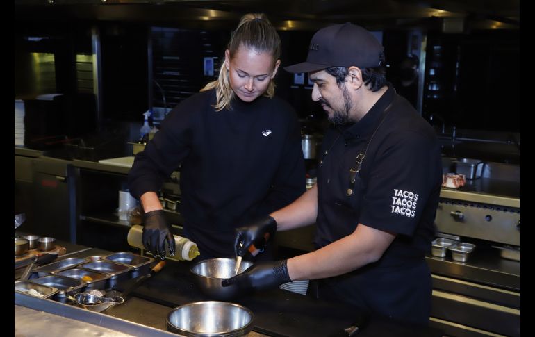 Marie Bouzková y Javier Valenzuela preparando la ensalada. GENTE BIEN JALISCO/ CLAUDIO JIMENO