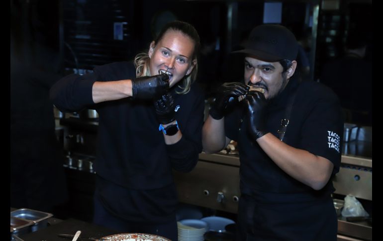 Marie Bouzková y Javier Valenzuela degustando el platillo. GENTE BIEN JALISCO/ CLAUDIO JIMENO