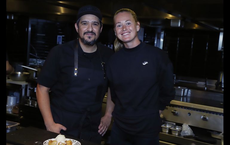 Marie Bouzková y Javier Valenzuela degustando el postre. GENTE BIEN JALISCO/ CLAUDIO JIMENO