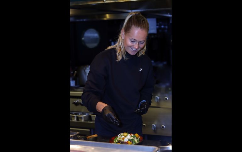 Marie Bouzková preparando la ensalada. GENTE BIEN JALISCO/ CLAUDIO JIMENO