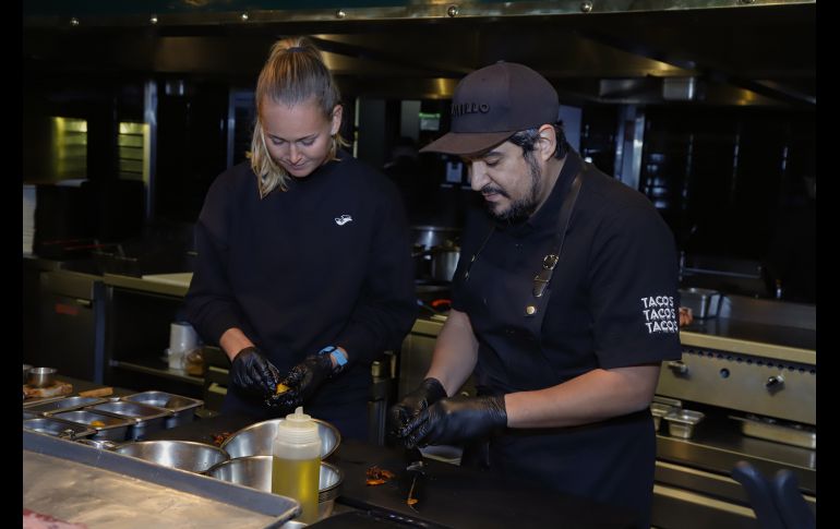 Marie Bouzková y Javier Valenzuela preparando la ensalada. GENTE BIEN JALISCO/ CLAUDIO JIMENO