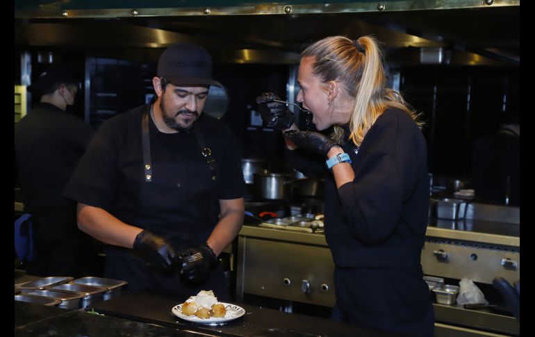 Marie Bouzková y Javier Valenzuela degustando el postre. GENTE BIEN JALISCO/ CLAUDIO JIMENO