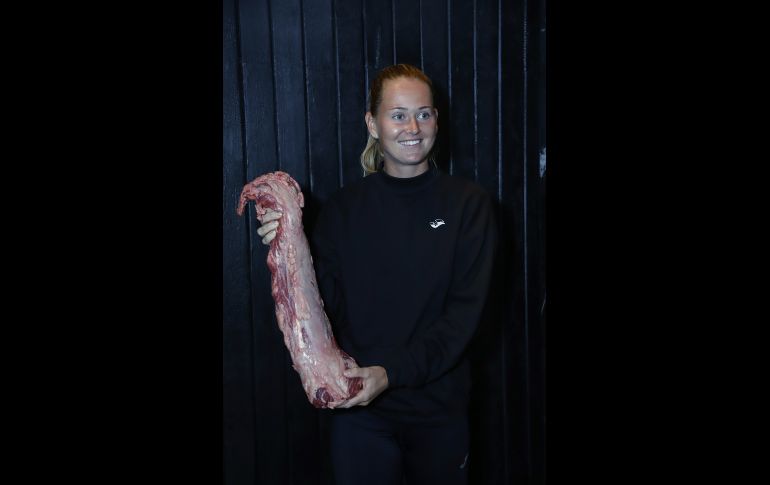 Marie Bouzková con el corte a preparar. GENTE BIEN JALISCO/ CLAUDIO JIMENO