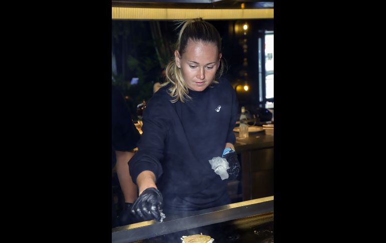 Marie Bouzková en la plancha con la carne. GENTE BIEN JALISCO/ CLAUDIO JIMENO
